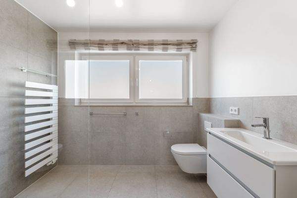 Modernes, ansprechendes Bad