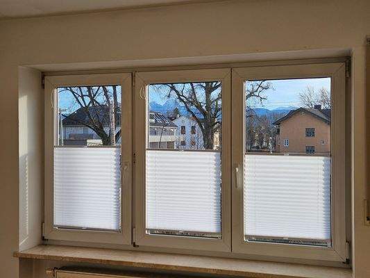 heller Wohnraum mit Aussicht