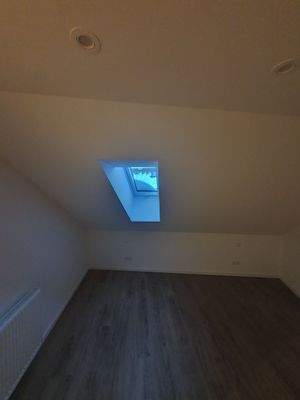 Dachgeschosszimmer mit Fenster