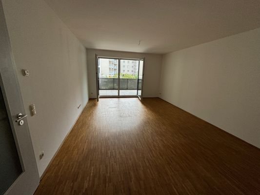 Wohnzimmer Ansicht zum Balkon hin.jpg