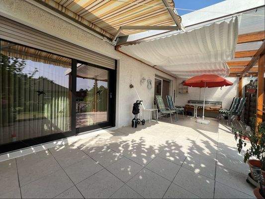 ... zur überdachten Terrasse