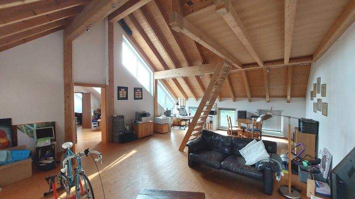 Studiozimmer mit vielen Fenstern