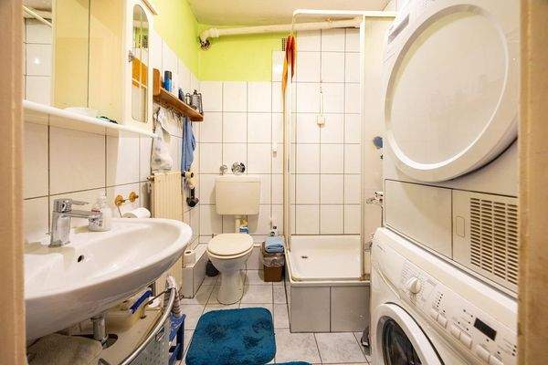 Bad mit Dusche und Stellplatz Wachmaschine und Trockner