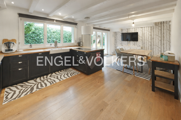 Hochwertige Einbauküche mit angrenzendem Essbereich und direktem Zugang zum Garten