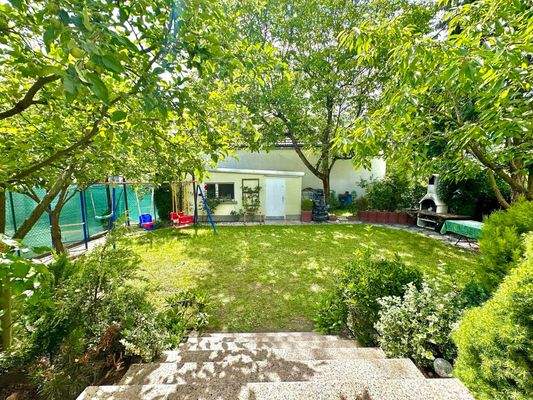 Blick von der Terrasse in den Garten