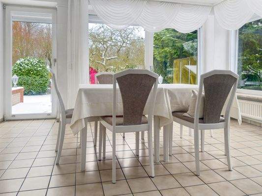 Anbau mit großen Fensterelementen