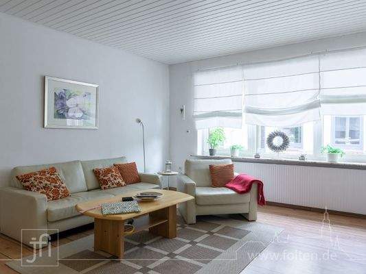 großzügiges Wohnzimmer