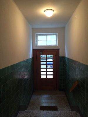 Hausflur mit Holztür