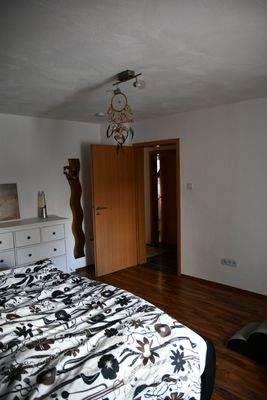 29 - Schlafzimmer Richtung Tür.JPG