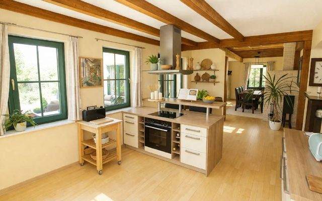 Küche mit Durchgang z. Wohnbereich