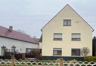 Straßenansicht mit Einfahrt