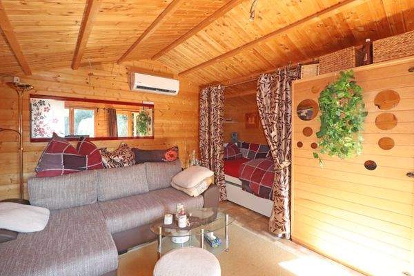 Gartenhaus Innen.jpg