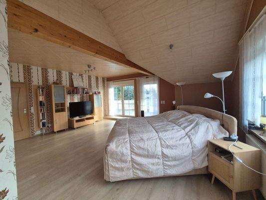 DG: Schlafzimmer mit Ankleide