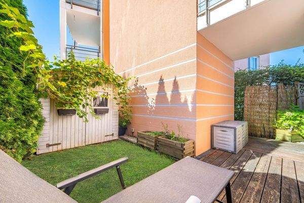 Südterrasse mit Garten