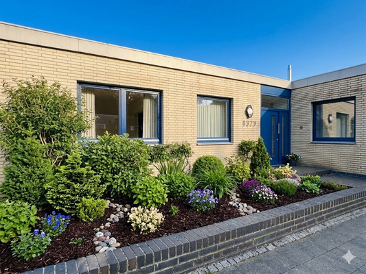 Beispielbild, erstellt mit KI - Vorgarten