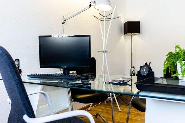 Modernes Büro mit Glasplatte