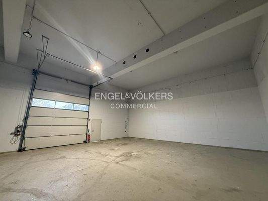 Einheit im EG mit Rolltor