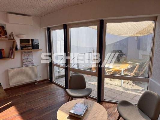 mit großen Fenstern