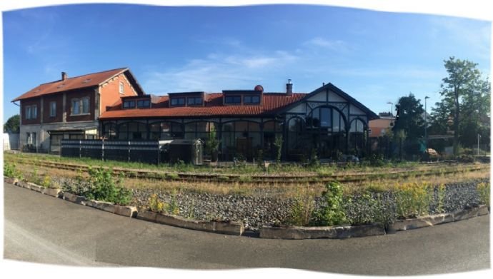 Einzigartiges Loft Haus in Sandstein mit 10 m Glasfassade. 130 m² Wohnfläche mit Fußbodenheizung. Garten Grundstück.