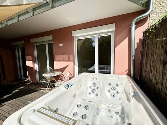 Garten mit Jacuzzi