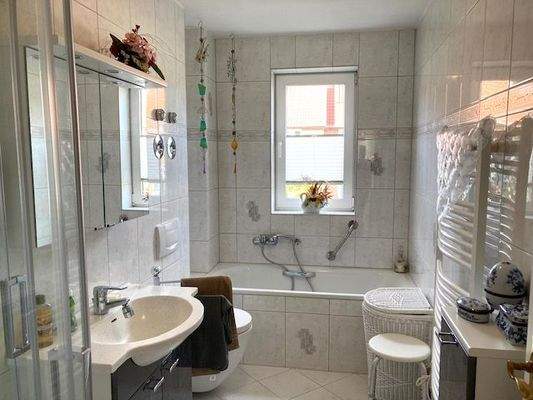 Bad mit Wanne und Dusche