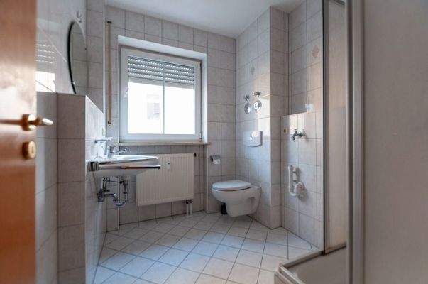 Tageslichtbad mit Dusche und WM-Anschluss