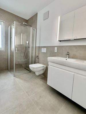 Badezimmer mit Doppelwaschtisch, Spiegel- und Unterschrank