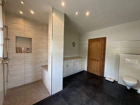 begehbare Dusche mit Sitz