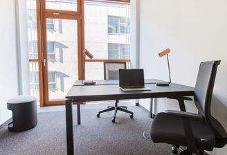 Möbliertes Büro mit 3 Arbeitsplätzen