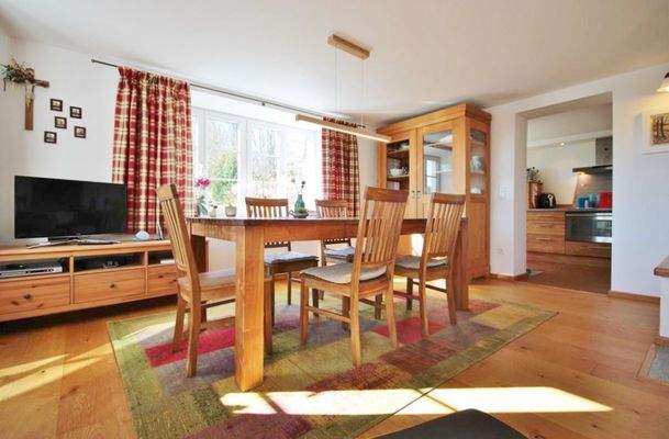 Esszimmer mit Kachelofen - Whg.-Nr. 1 (EG)