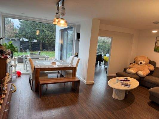 Wohnzimmer mit Blick zum Büro / Esszimmer