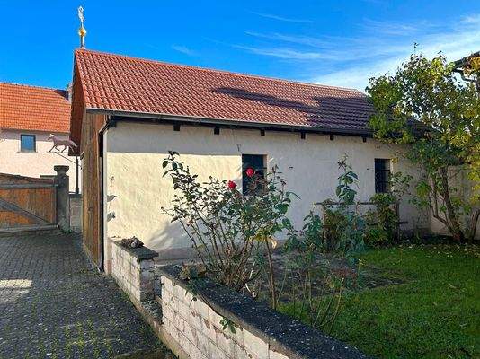 Nebengebäude und kleine Grünfläche