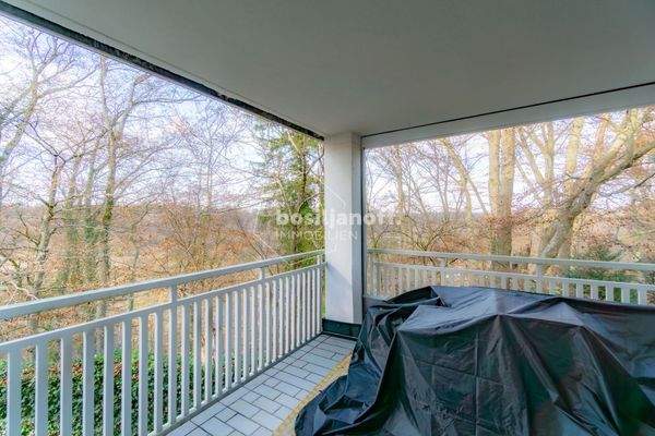 Großer, über dachte Balkon mit Blick ins Grüne