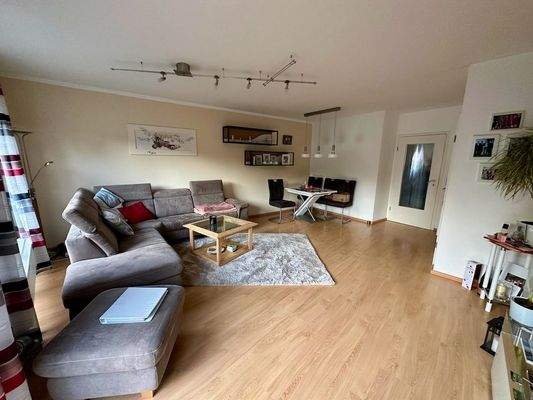 Sehr geräumig und mit zusätzlichem Abstellraum unter der Treppe