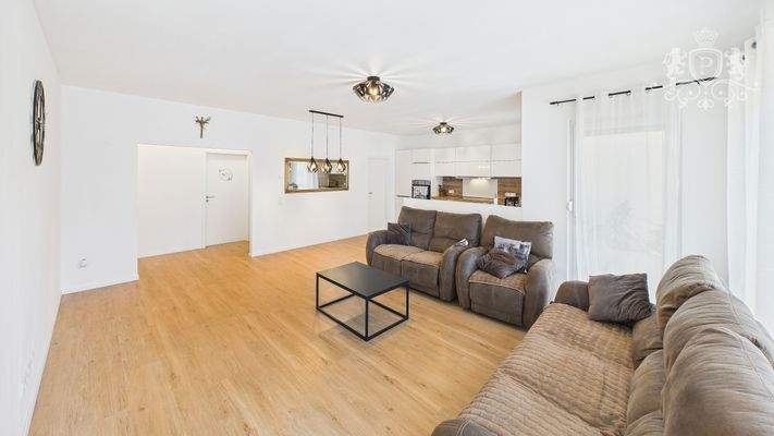 CAM01984G0-PR0511-STILL009