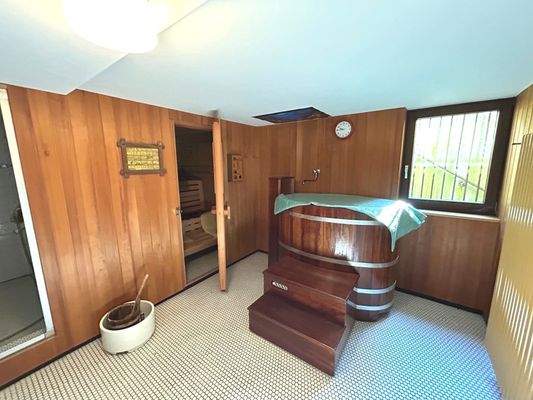 Wellnesbereich mit Badefass und...