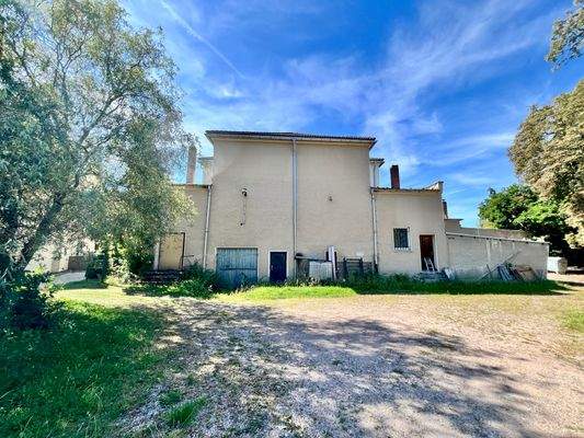 Rückseite mit Zugang Bühne 