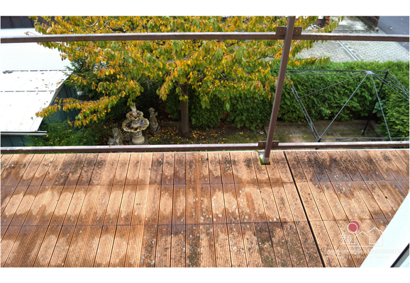 Balkon mit Holzbelag im Dachgeschoss
