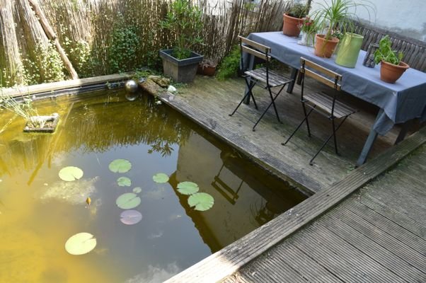 Frühstücken neben dem Rosenteich 