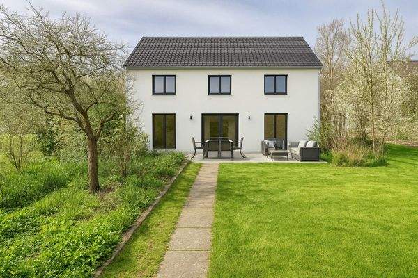 Visualisierung Neubauansicht Rückseite *KI generiert