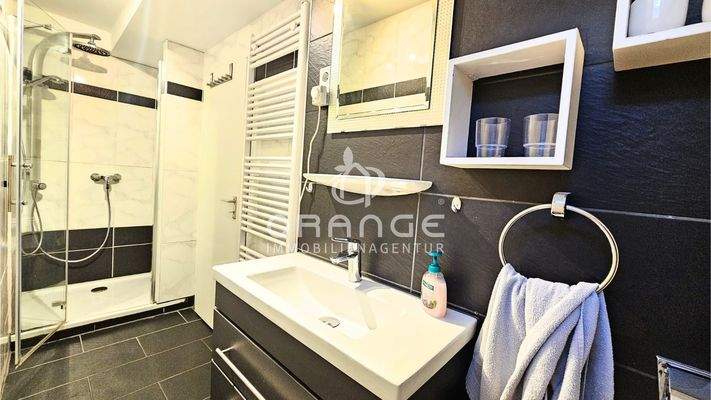 UG: Bad mit Dusche und WC