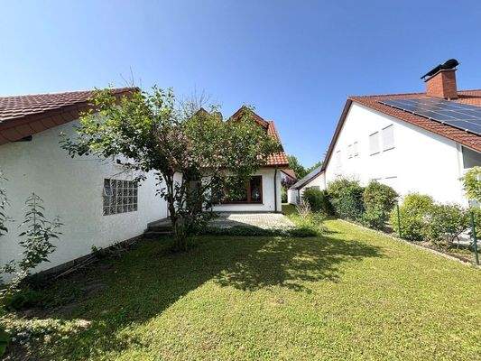 Außenansicht mit Garten