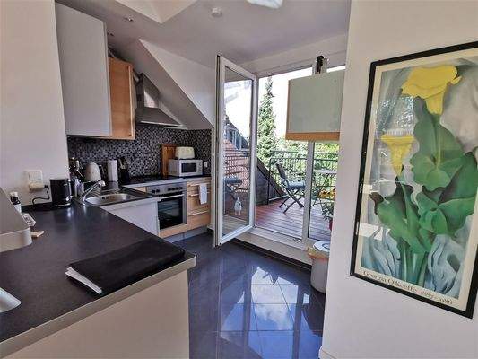 Küche mit Ausgang zur Loggia