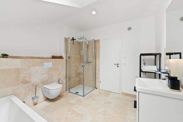 DG helles Badezimmer