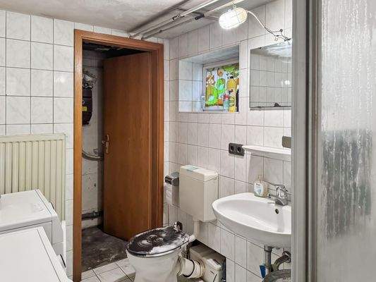 Bad und Waschküche im Kellergeschoss