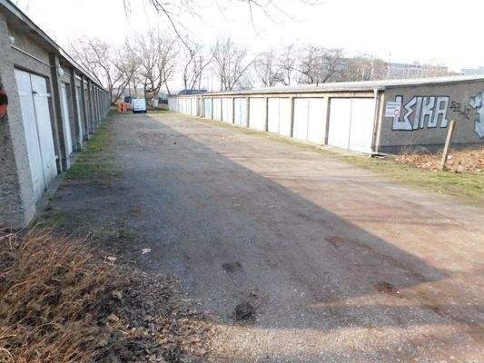 Garagengelände - Linker Gang