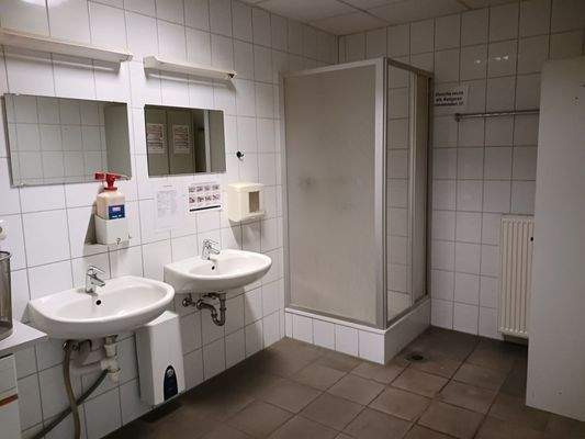 Waschraum mit Dusche
