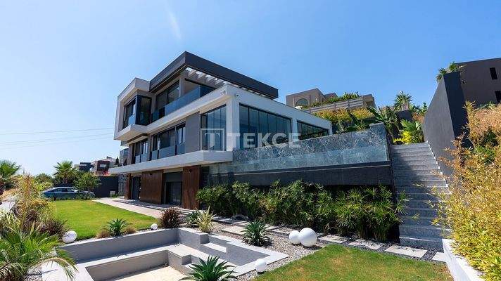 Villa with Pool Close to the Sea in İzmir Çeşme