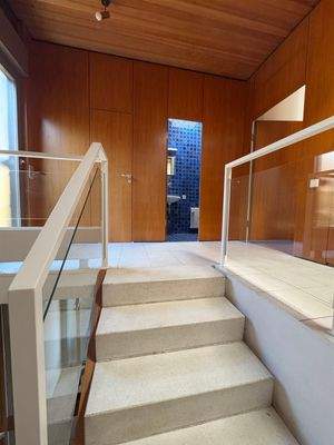 Der Treppenaufgang – mit Gäste-Toilette