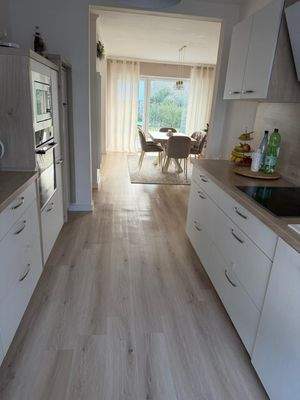 Offene, helle und moderne Küche